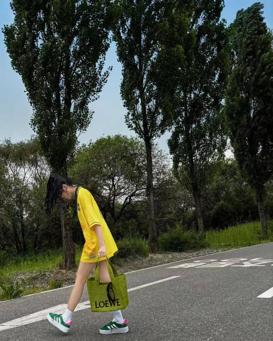 ！来看《鱿鱼游戏2》中超正的222号！千亿平台网站基础款球鞋也能穿得那么好看(图2)
