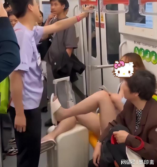 子裆部男的始终全程不敢还手地铁争吵后续：女子猛踹男(图8)