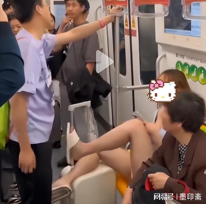 子裆部男的始终全程不敢还手地铁争吵后续：女子猛踹男(图9)
